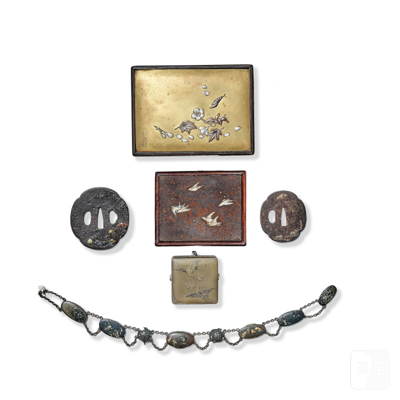 明治時代 木鑲金屬盒兩件、金屬盒一件、劍鍔兩件及手鏈 | TWO METAL MOUNTED WOOD BOXES, A METAL BOX, TWO TSUBA AND A SHAKUDO BRACELET